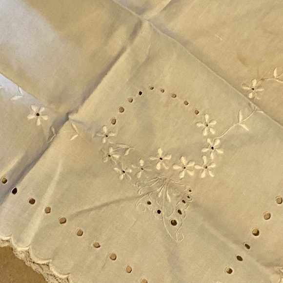 Vintage Handmade Embroidered And Tatted 16”x16” Napkin? - Picture 1 of 3